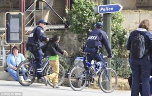 article-2520338-19F6A93600000578-128_634x402-police