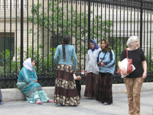 gypsies-rom-romanians-in-paris-L-71mpaC